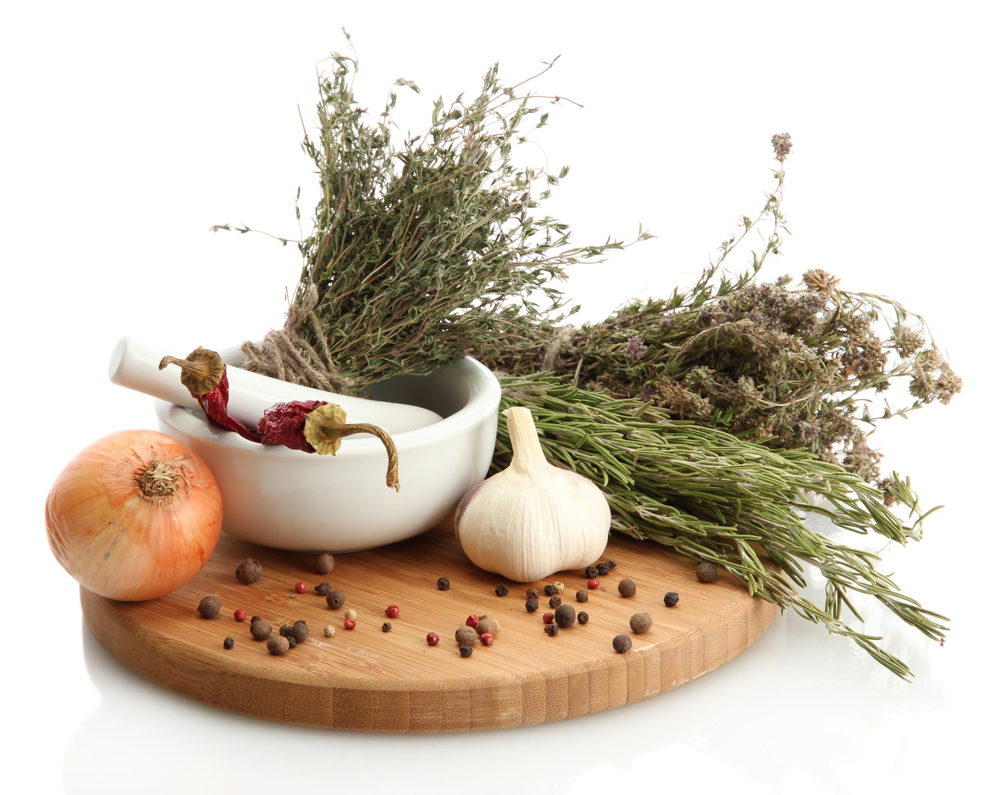 Frische Kräuter auf Holzbrett