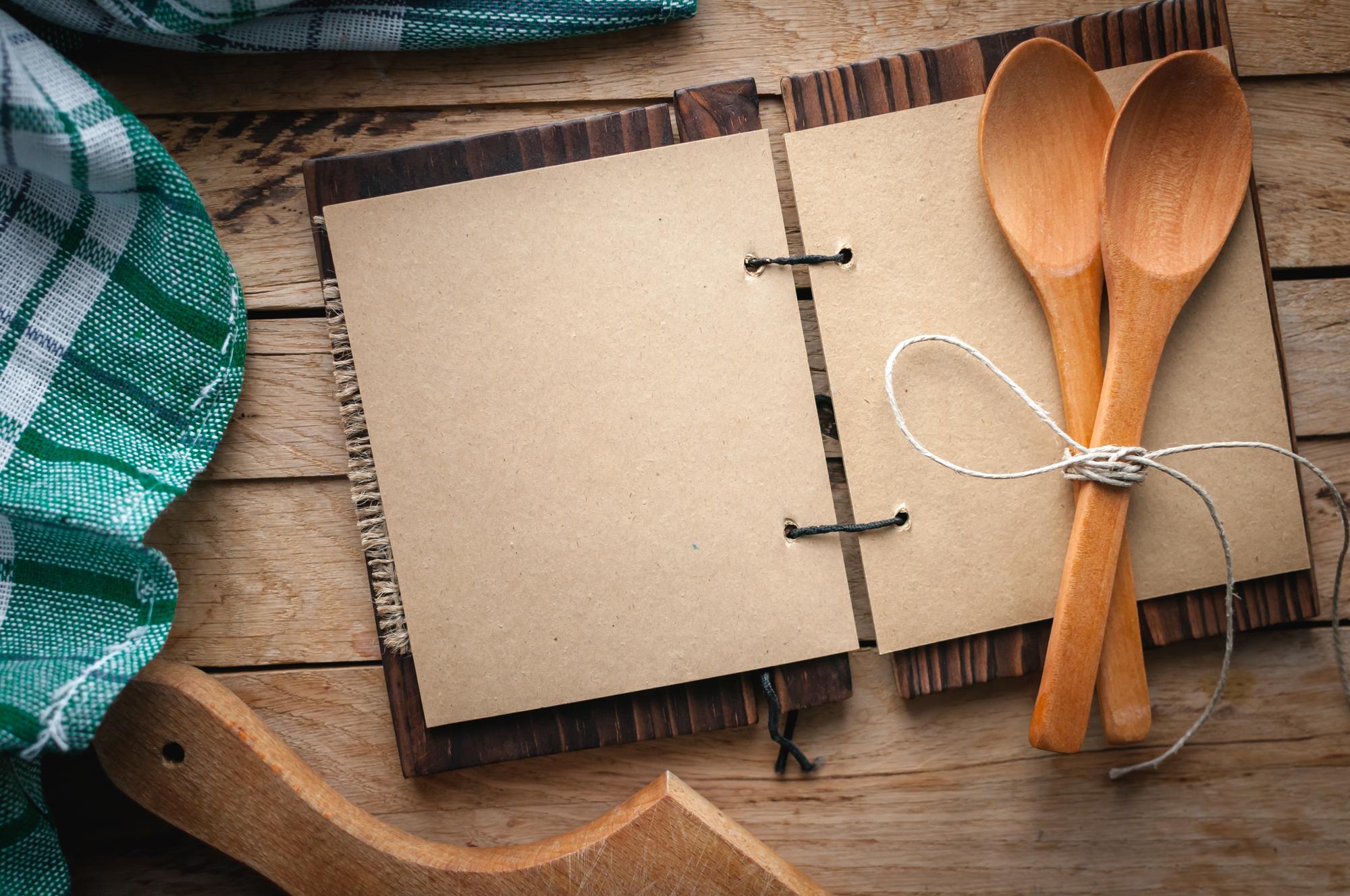 Kochutensilien und Rezeptmappe